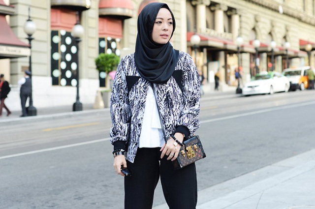 Elle Malaysia Vivy's brand of dUCk scarves sells out within hours in every launch.
